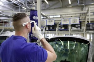 A Volkswagen factory worker using Ubimax smart glasses (source: sam houd media)